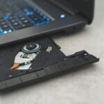 Klawiaturowe skróty, które przyspieszą naukę i pracę w Windows Laptop z wysuwaną nagrywarką CD obok klawiatury