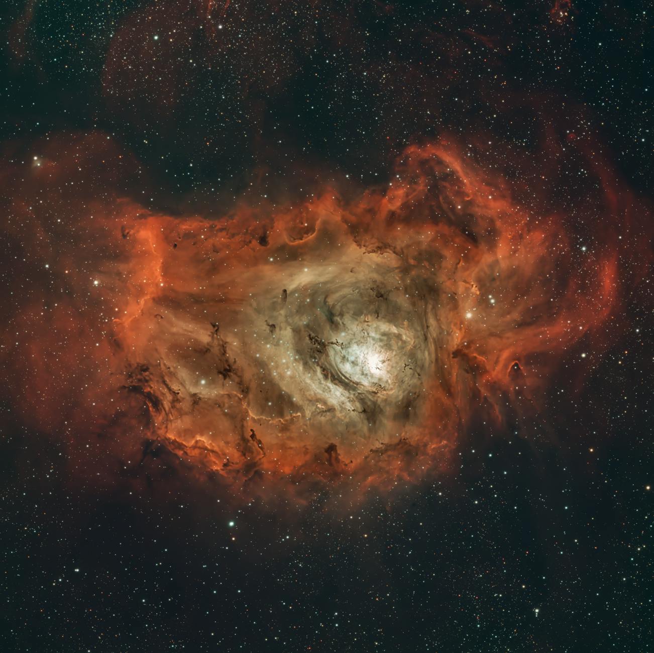 Dlaczego gwiazdy świecą? Podstawy fizyki jądrowej w zrozumiałej wersji Mgławica Laguna w żywych kolorach jako tło do artykułu o fizyce gwiazd