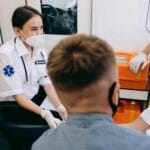 Ratownicy medyczni udzielają pomocy pacjentowi w karetce