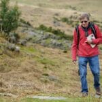 Starszy turysta z plecakiem i mapą na szlaku w angielskiej Cumbrii