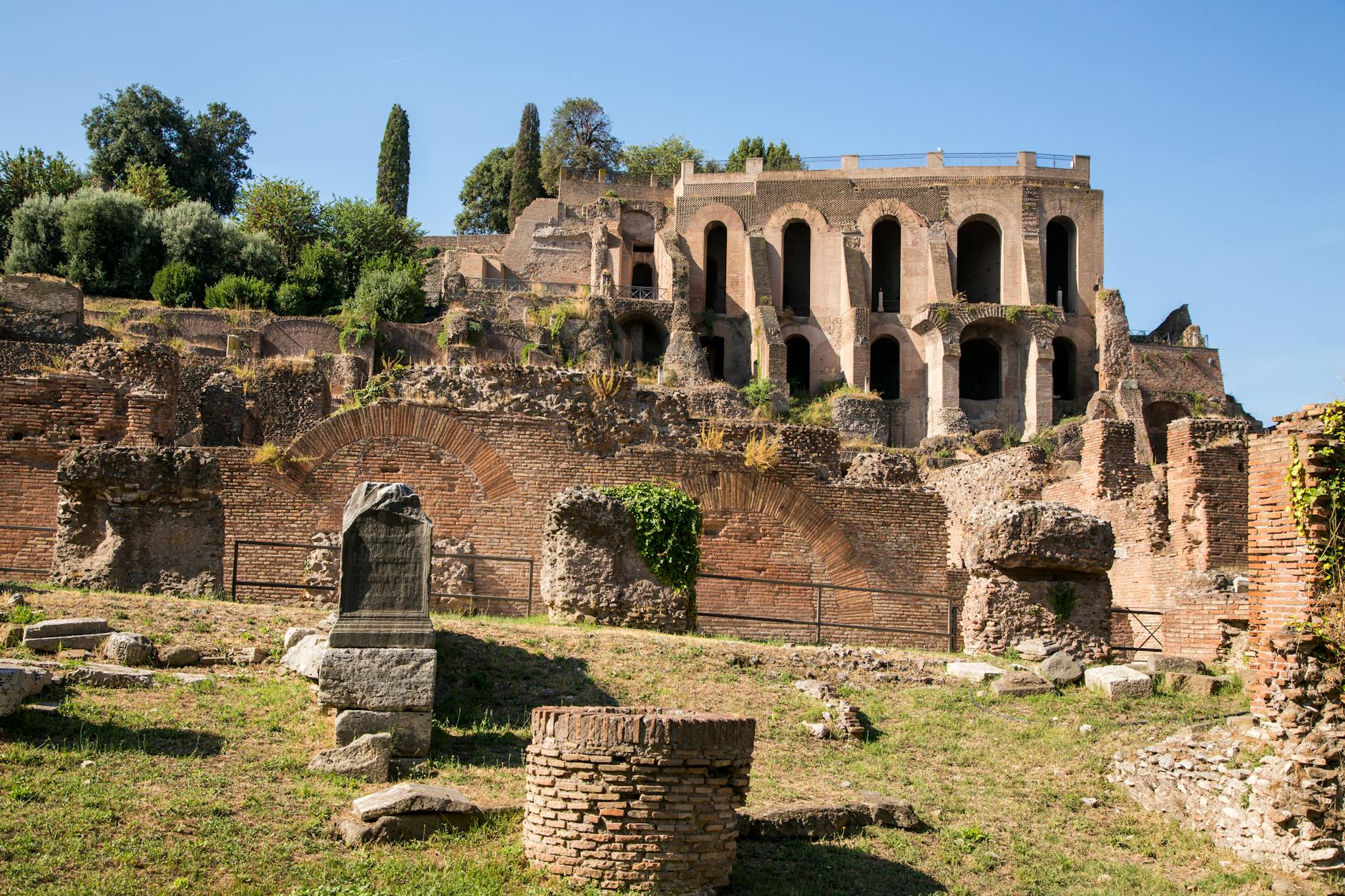 Ruiny starożytnego Rzymu wśród zieleni pod błękitnym niebem