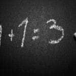 Tablica z żartobliwie błędnym działaniem matematycznym w klasie