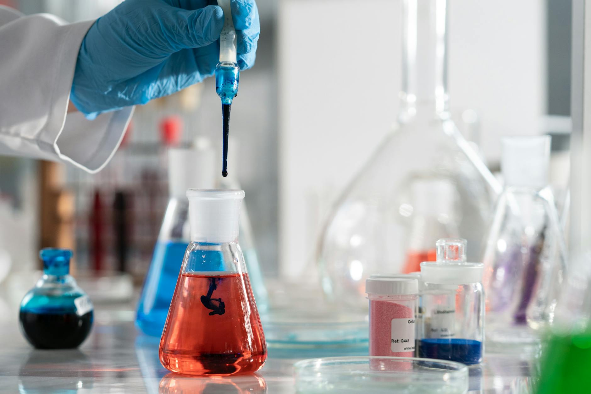 Entalpia, endotermiczne, egzotermiczne: jak to czuć w prostym doświadczeniu Chemik wykonuje doświadczenie z kolorowymi roztworami w laboratorium