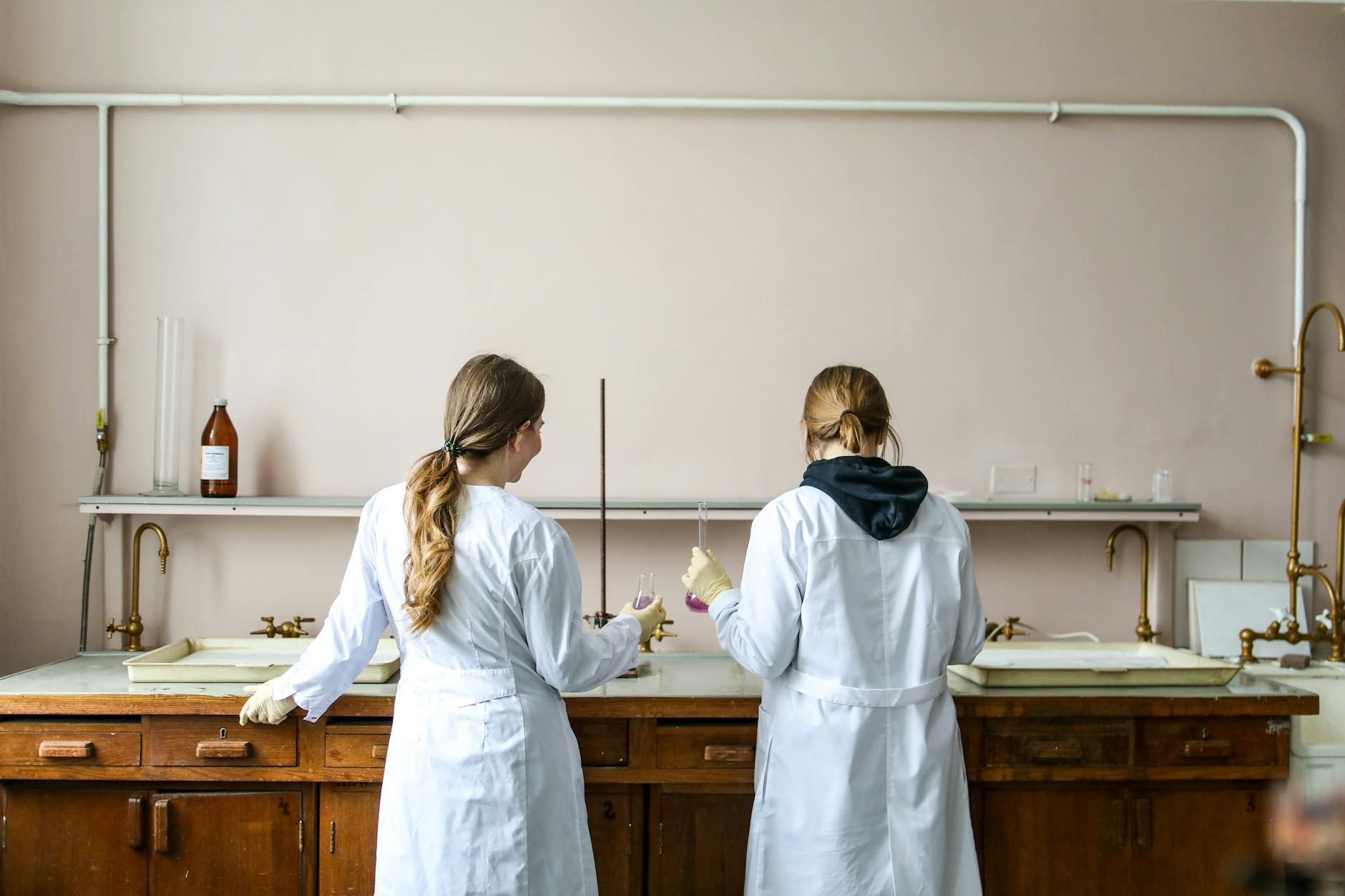 Dwie chemiczki wykonujące doświadczenie w laboratorium