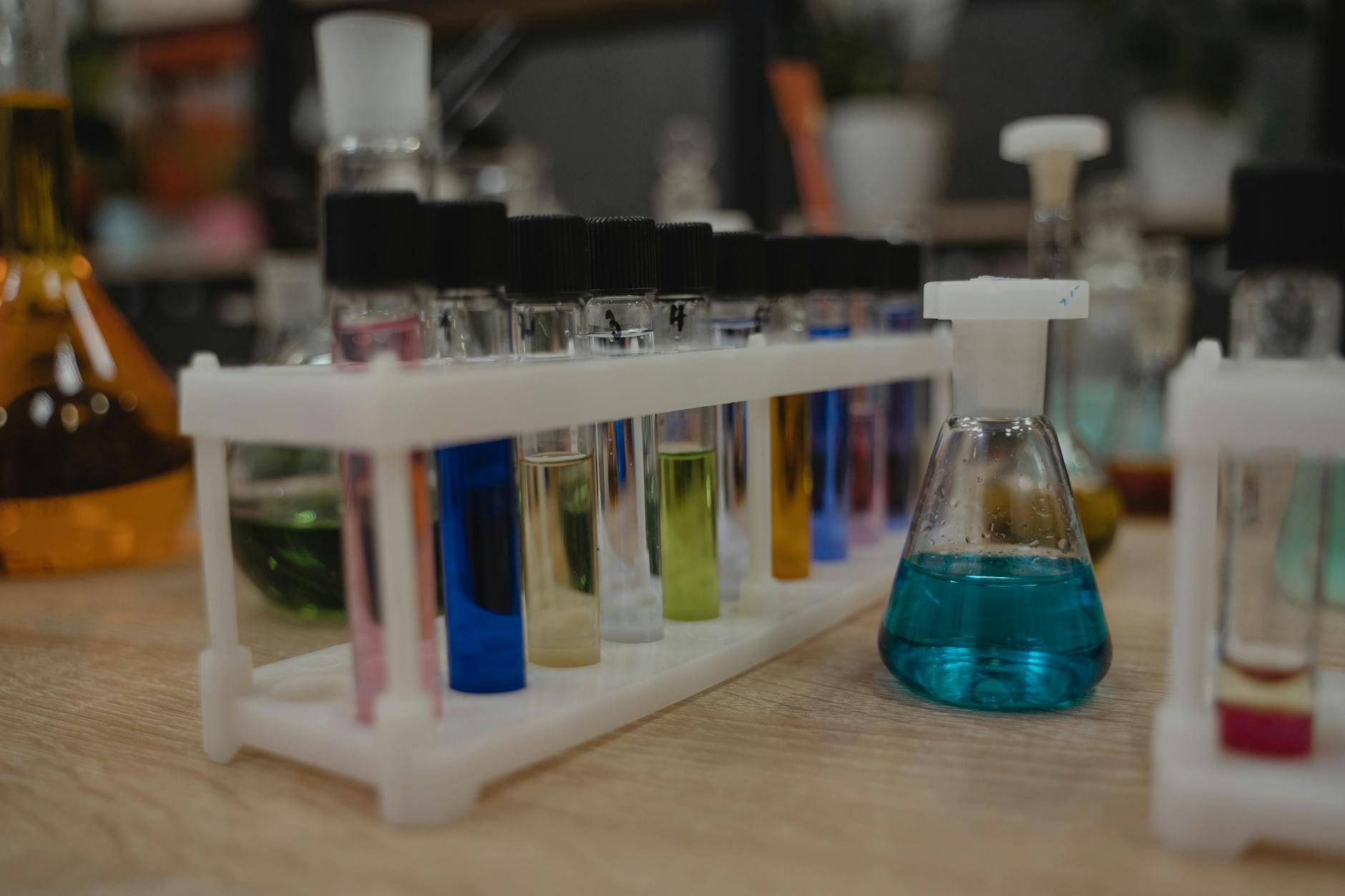 Kolorowe probówki i kolby w szkolnym laboratorium chemicznym