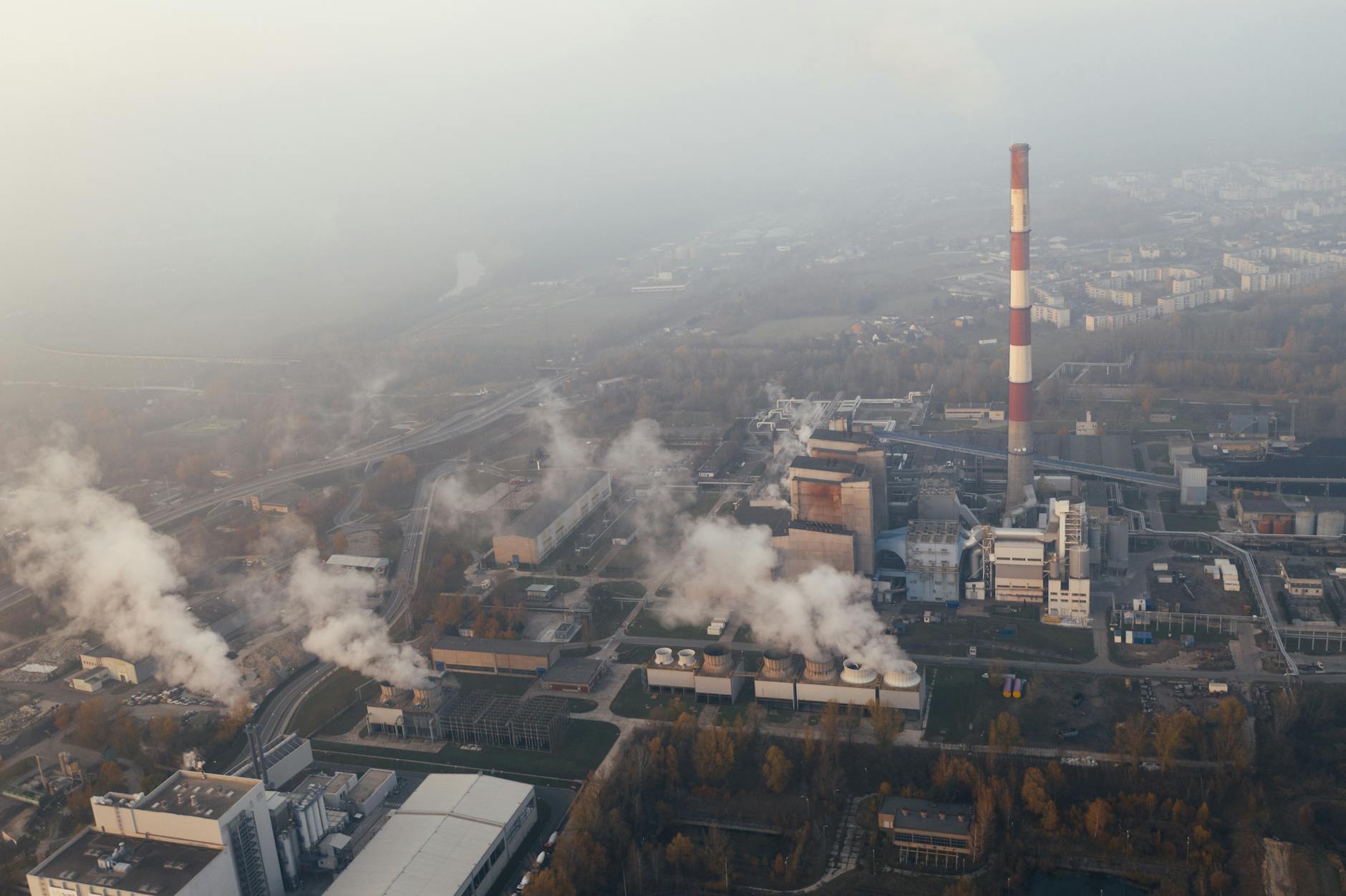 Zanieczyszczenie powietrza: smog, pyły i jak czytać indeks jakości powietrza Smog nad zakładem przemysłowym w Poznaniu emitującym zanieczyszczenia