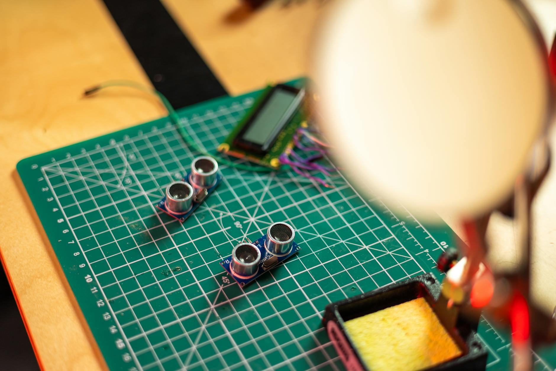 Od pomysłu do prototypu: jak zaprojektować prosty gadżet, dobrać materiały i przetestować go w domu Zbliżenie na płytkę PCB z czujnikami i narzędziami elektronicznymi