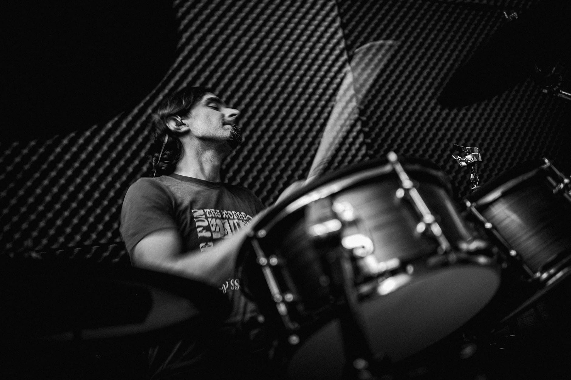 Co to jest rytm i jak go liczyć w praktyce? Perkusista grający dynamiczny rytm w studiu muzycznym