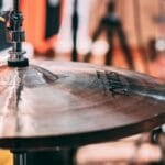 Zbliżenie talerza hi-hat w studiu nagrań