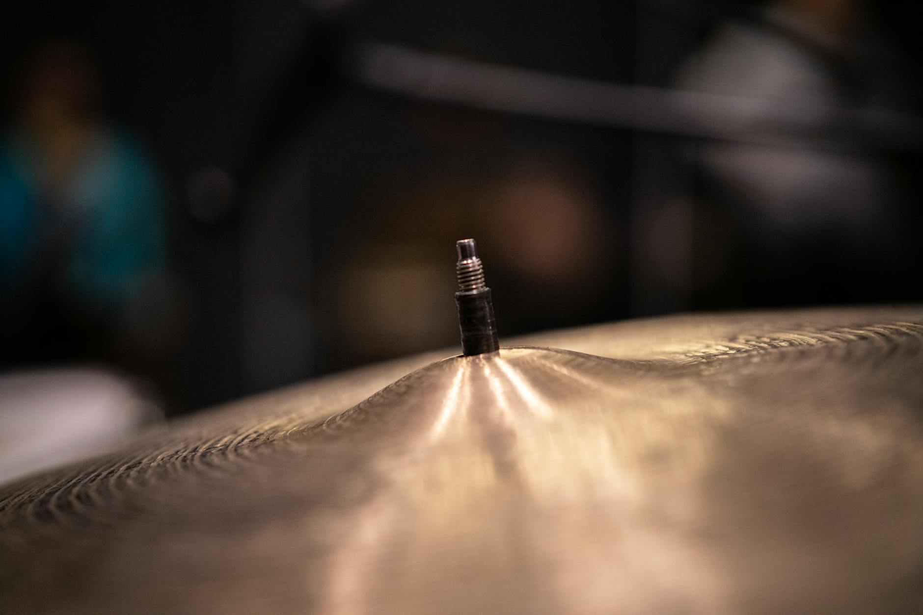 Zbliżenie talerza perkusyjnego w miękkim świetle, widoczna faktura