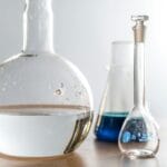 Szkło laboratoryjne z kolorowymi roztworami chemicznymi w laboratorium