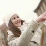 Uśmiechnięta turystka z mapą szukająca zabytków podczas podróży