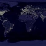 Ziemia nocą z kosmosu z widocznymi światłami gęsto zaludnionych miast