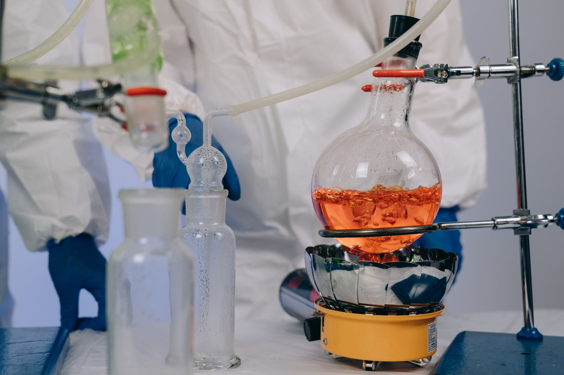 Reakcja zobojętniania: jak dobrać ilość kwasu i zasady w obliczeniach Naukowcy wykonujący doświadczenie chemiczne w laboratorium